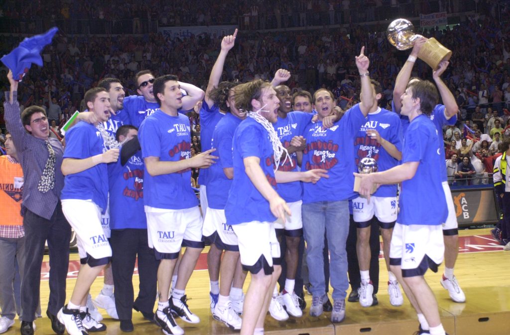 Foto: Saski Baskonia. Tau Cerámica Baskonia campeón de la Liga ACB 01/02