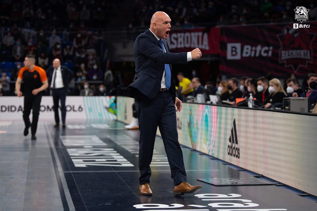 Foto: Saski Baskonia. Neven Spahija ante Fenerbahçe