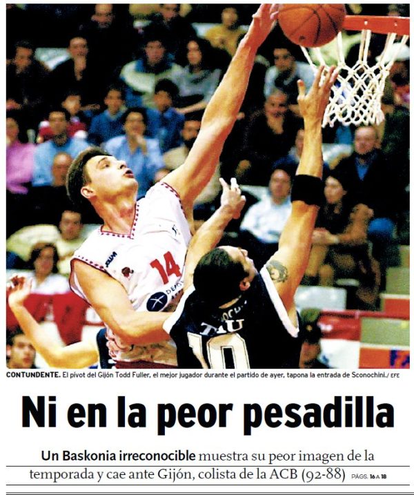 Foto: El Correo. Entrada de Sconochini. El Baskonia lució una camiseta negra como reserva