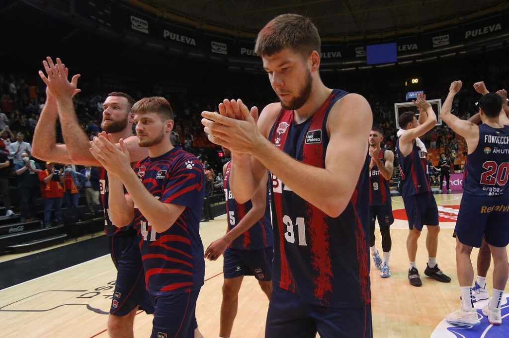 Foto: acb Photo / M.A. Polo. Los jugadores del Baskonia tras ganar a Valencia Basket 24/05/22