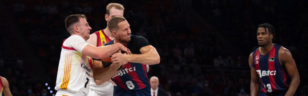 Foto: ACBphoto. Tadas Sedekerskis atrapa un balón ante la defensa zaragozana.