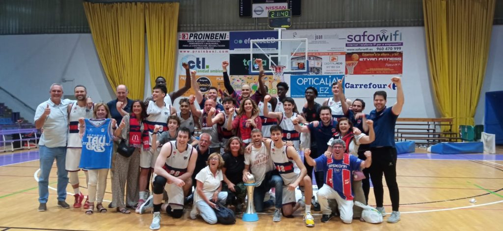 Foto: Saski Baskonia. Celebración en Gandía 