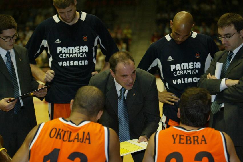 Foto: El Correo. Pablo Laso en su primera experiencia como entrenador en Pamesa Valencia 04/05