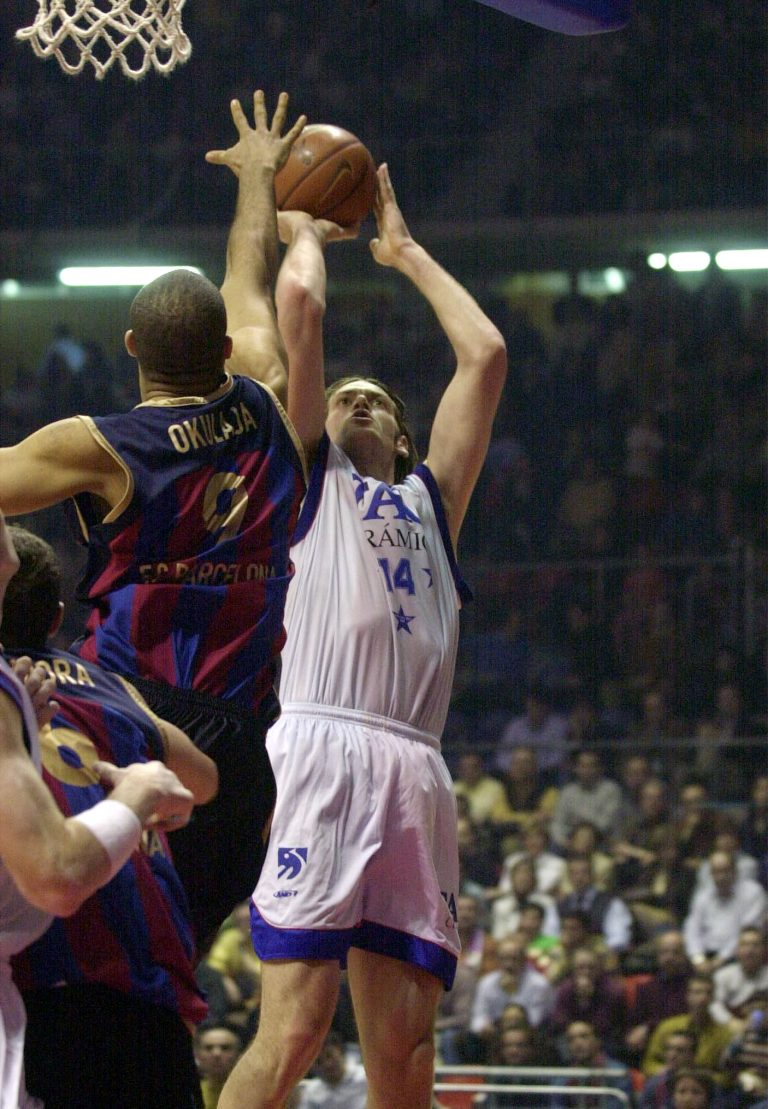 Semifinales Liga ACB J3. Tau Cerámica Baskonia 85–81 FC Barcelona
