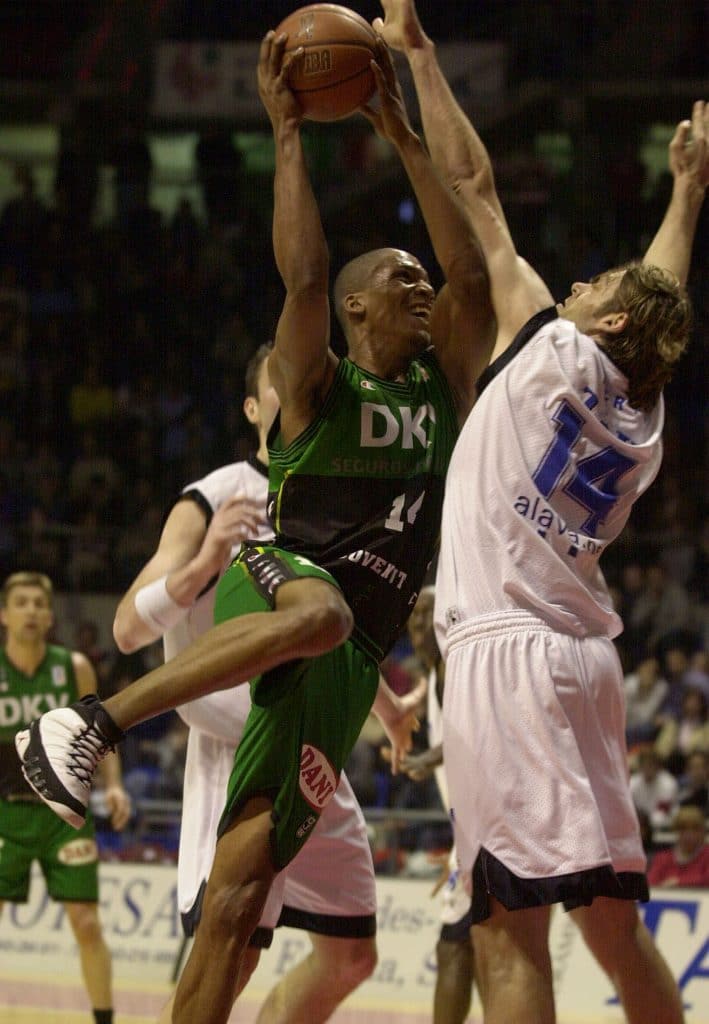 FOTO: Lino González. Oberto frena a Maceo Baston del Joventut 08/05/02