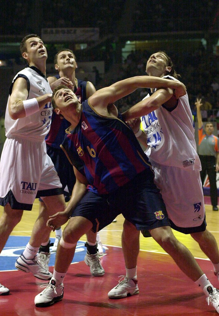 FOTO: Lino González. El duelo Baskonia - Barça disputado en Febrero de 2002 en el Buesa Arena