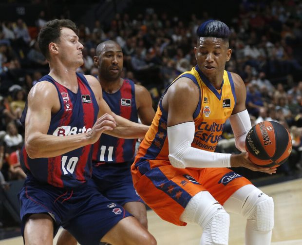 Foto: acb Photo / M.A. Polo. Wetzell ante Rivero en el primer partido disputado en Valencia