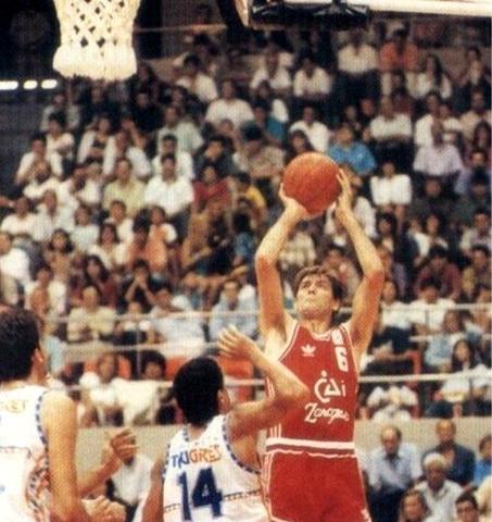 Foto: Gigantes. Carlos Dicenta del Baskonia ante Fernando Arcega del CAI Zaragoza en 1992