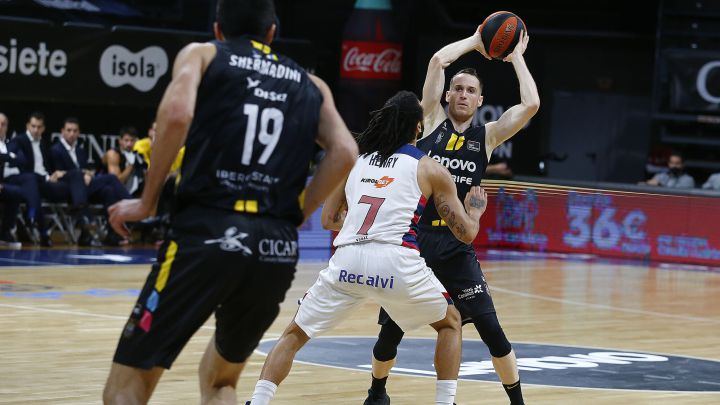 Foto: as.com Marcelinho Huertas ante Pierria Henry (07/02/21)