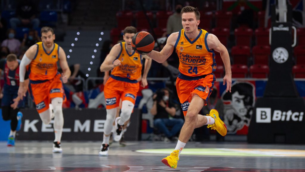 Foto: ACBphoto/A. Bouzo. Hermansson ante Baskonia (17/04/22)