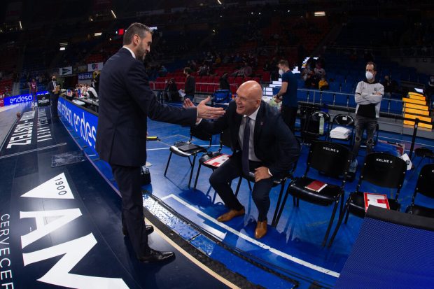 Foto: acb Photo / A. Bouzo. Neven Spahija saludo a Ibon Navarro el 21/11/21 