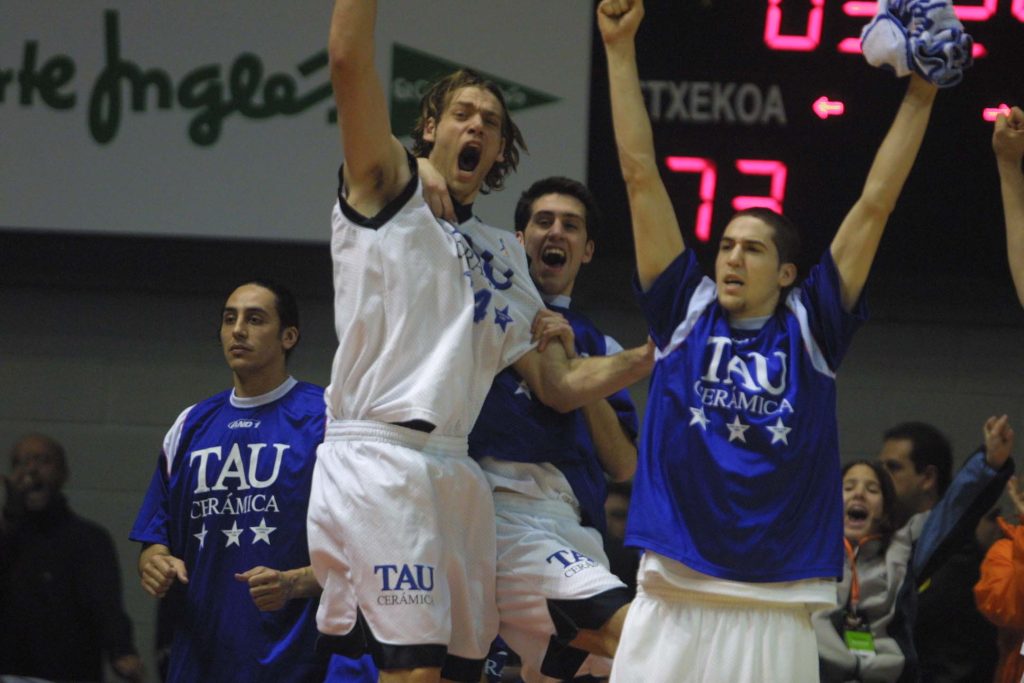 Foto: Saski Baskonia. Los jugadores del Baskonia en la FInal de la Copa del Rey 2002 Foto: Saski Baskonia. Los jugadores del Baskonia en la FInal de la Copa del Rey 2002