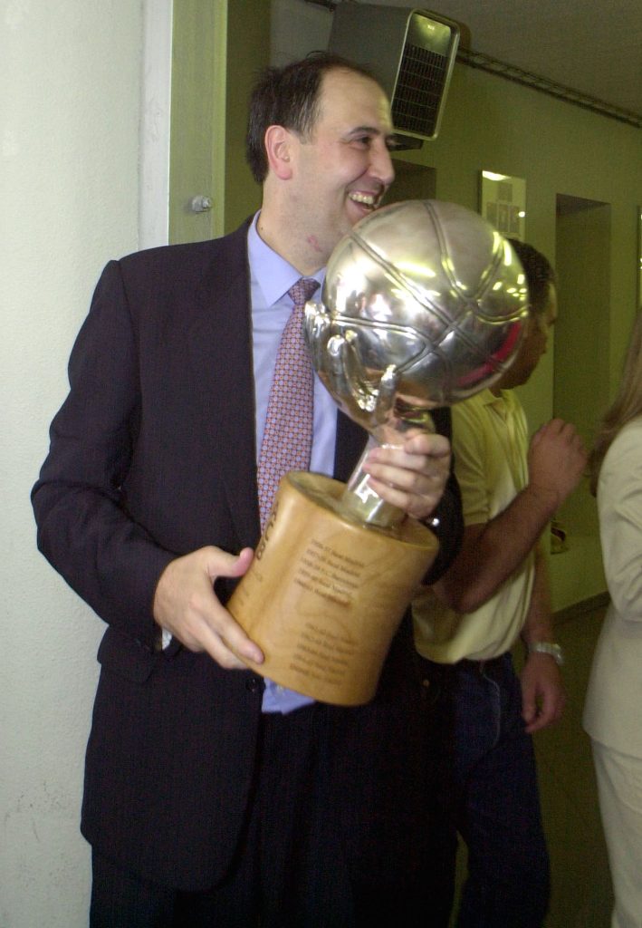 Foto: Saski Baskonia. Josean Querejeta con el trofeo de Liga ACB