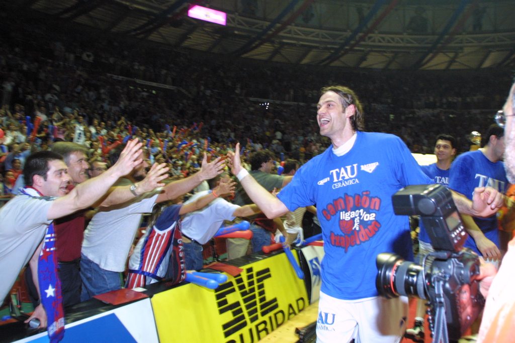 Foto: Saski Baskonia. Fabricio Oberto saluda a la afición del Baskonia tras ganar la Liga ACB