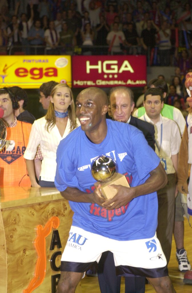 Foto: Saski Baskonia. Elmer Bennett con el trofeo de MVP de la Final