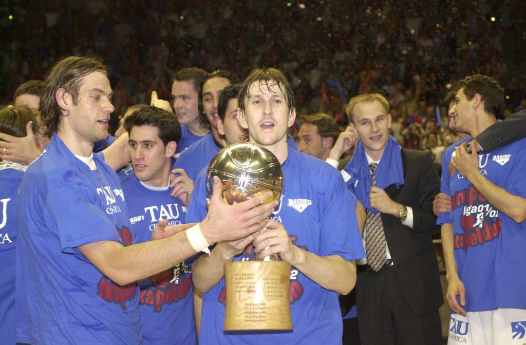 Foto: Saski Baskonia. Laurent Foirest con el trofeo de Campeones de la Liga ACB