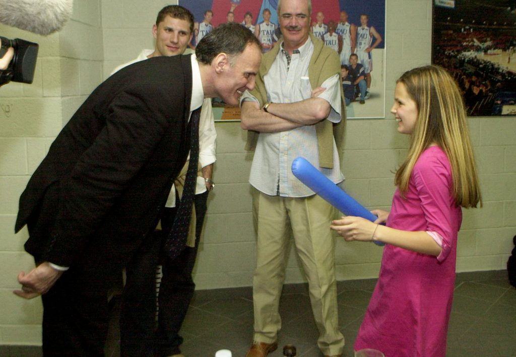 FOTO: Lino González. Dusko Ivanovic celebra el título de Liga ACB con su hija en la sala de prensa del Buesa Arena