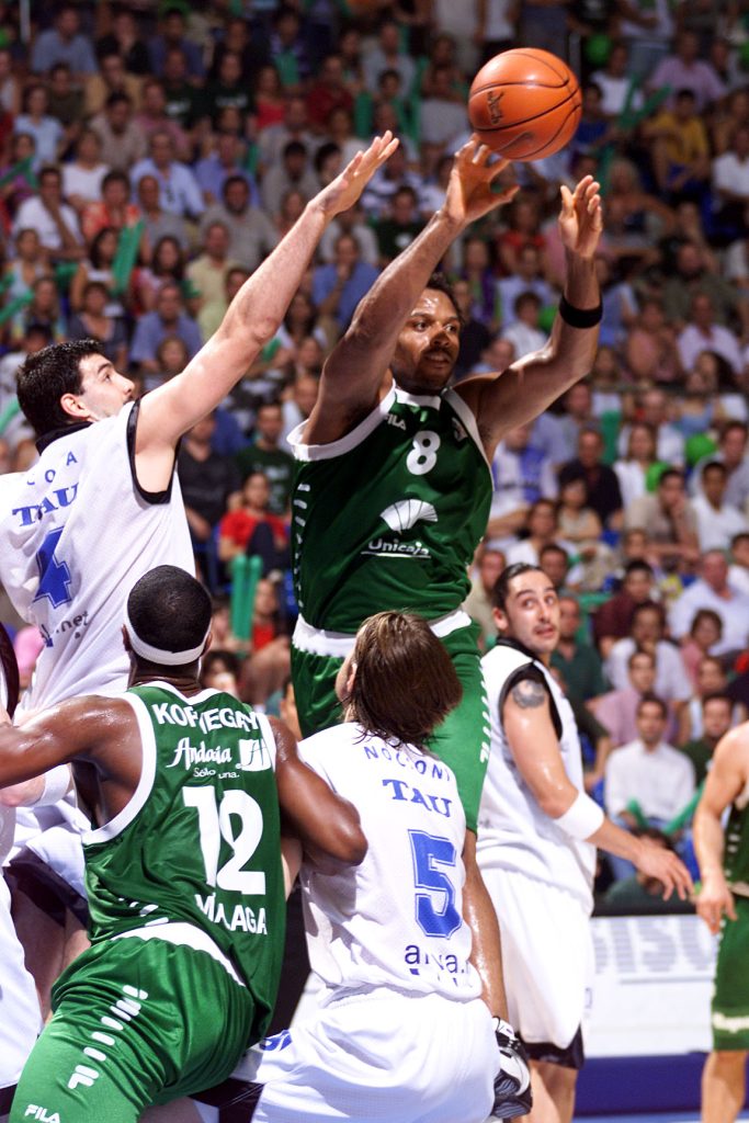 Foto: ACB. La defensa del Baskonia ante Abrams en el segundo partido de la Final.