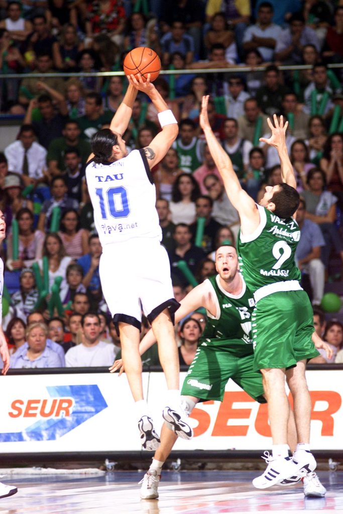 Foto: Hugo Sconochini lanza ante Paco Vázquez en el primer partido