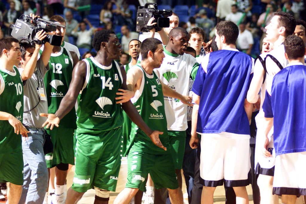 Foto: ACB. Conato de enfrentamiento entre las plantillas de Unicaja y Baskonia tras el primer partido de la Final 