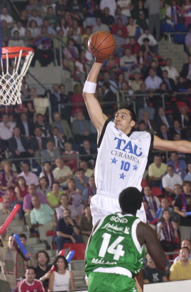 Foto: Saski Baskonia. Mate de Hugo Sconochini en el tercer partido de la Final