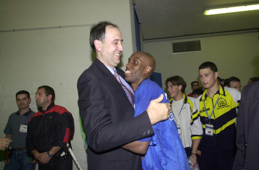 Foto: Saski Baskonia. Josean Querejeta y Elmer Bennett 