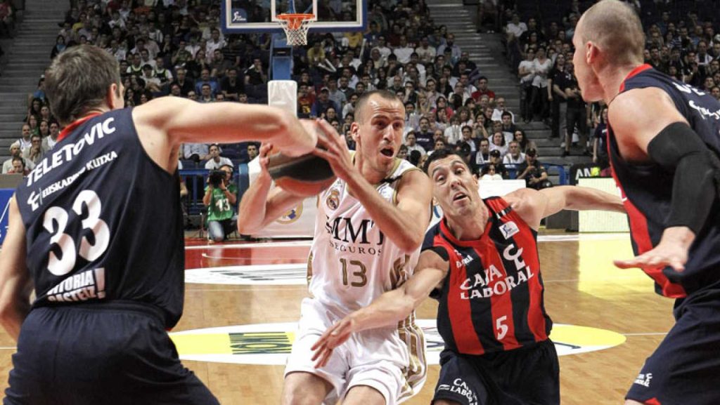 Foto: rtve.es Sergio Rodríguez ante Prigioni, Teletovic y Lampe en el primer partido de semifinales en 2012