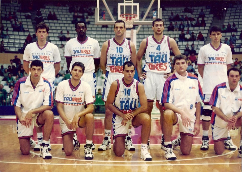 Foto: Miguel Ángel Fornies. Plantilla del Taugrés Baskonia 94/95 en el Olimpic de Badalona