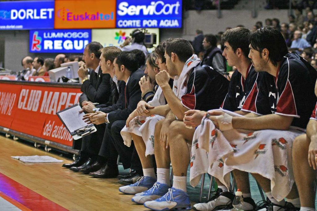 Foto: Saski Baskonia. Banquillo baskonista en la temporada 03/04