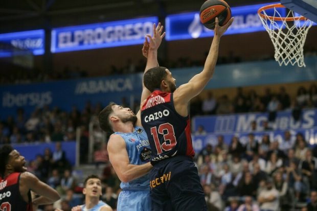 Foto: acb Photo / C. Castro. Darius Thompson entra a canasta en Lugo (27/12/2022)