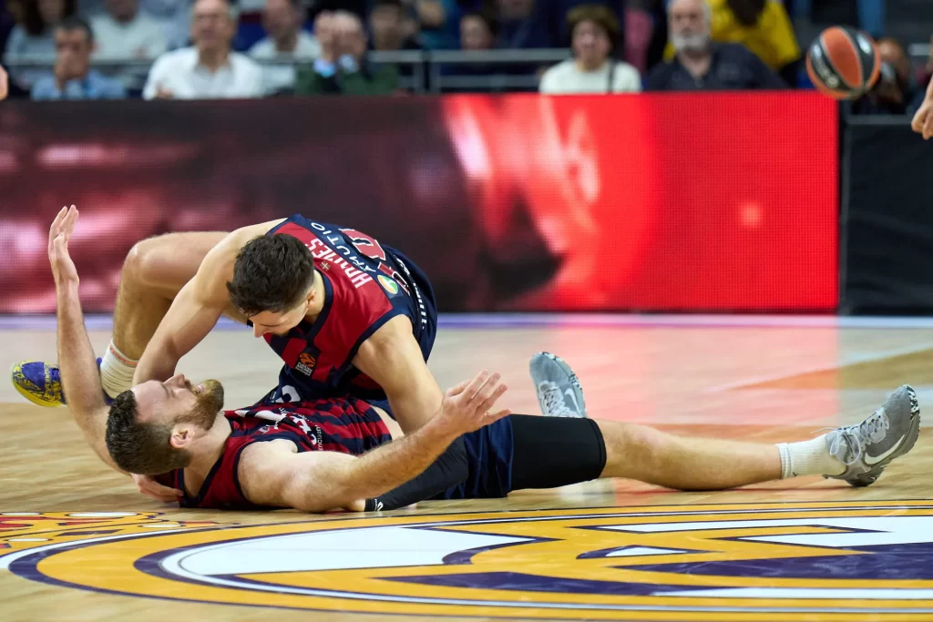 Matt Costello y Daulton Hommes celebran la victoria del Baskonia en el WiZink Center (07/03/2023)