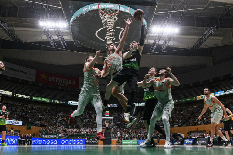 Playoffs 4º de Final J2. Club Joventut Badalona 83–76 Cazoo Baskonia