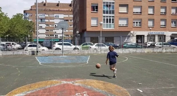 Firmas para que no desaparezcan la pistas de baloncesto en la reforma de la calle de Los Herrán