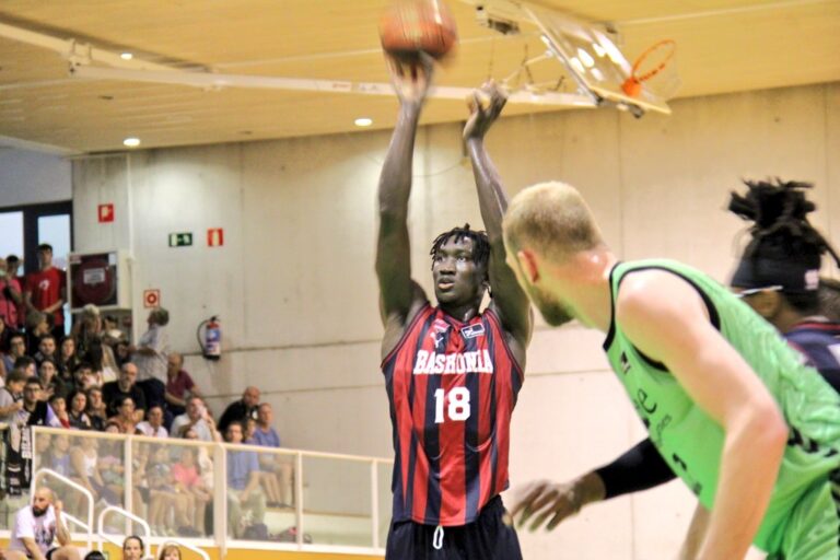 Suspendida la Euskal Kopa tras 15 minutos de juego por culpa de la humedad