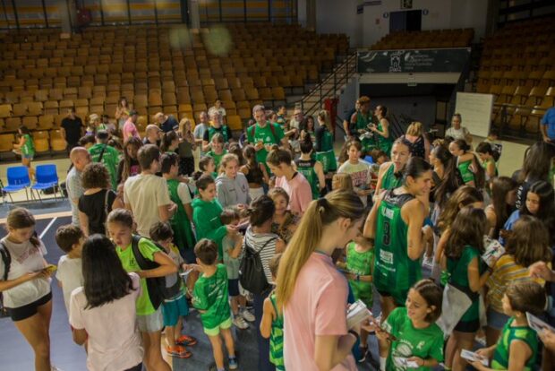 El Ayuntamiento de Vitoria-Gasteiz organiza una firma de autógrafos conjunta con las jugadoras de Araski y los jugadores del Baskonia