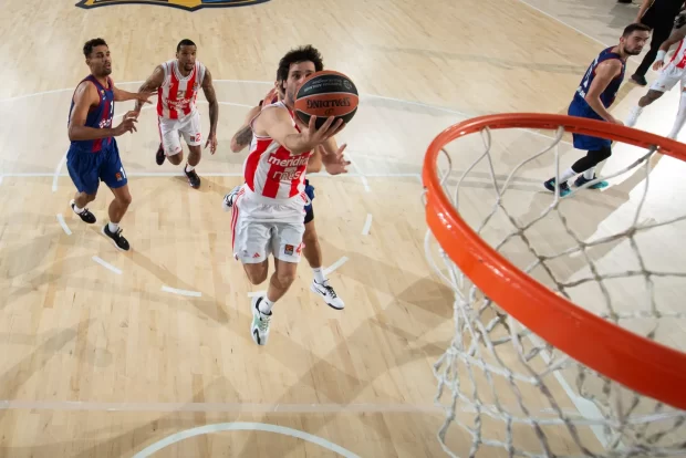 Teodosic entre a canasta en el Palau Blaugrana de Barcelona