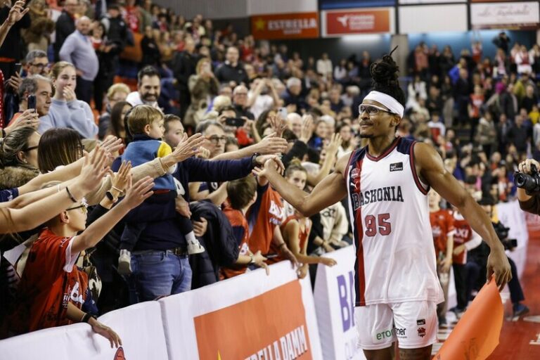 Chima Moneke recibe el cariño de la afición manresana