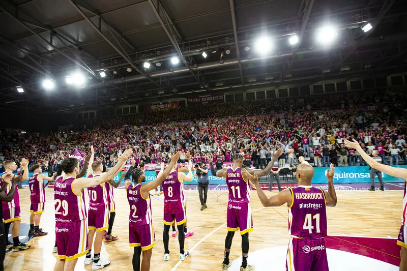 Foto: Foto: acb Photo / Pol Puertas. Los jugadores de Hiopos Lleida agradecen el apoyo del público de Barris Nord en el estreno en la Liga ACB ante el F.C Barcelona.