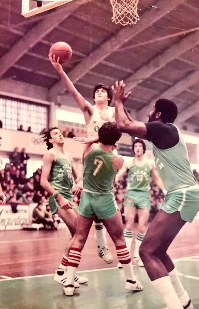 Foto: Archivo OAR: Manolo Aller entra a canasta ante la defensa del Baskonia en Ferrol en la temporada 82/83