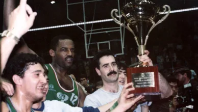 Foto: CP Doncel. Terry White e Iñaki Garaialde con el Trofeo Asociación en 1985