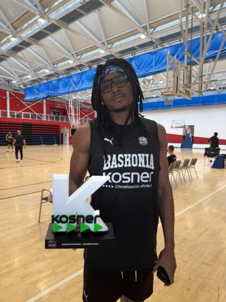 Chima Moneke, jugador Kosner del mes de febrero