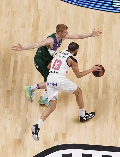 Chima Moneke, Codi Miller-McIntyre, Darius Thompson y Mike James sujetos al derecho de tanteo