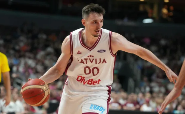 Rodions Kurucs sufre una lesión en el talón izquierdo y deberá pasar por el quirófano