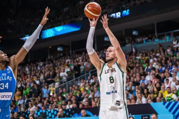 Tadas Sedekerskis, Timothé Luwawu Cabarrot y Matteo Spagnolo en el Eurobasket 2025