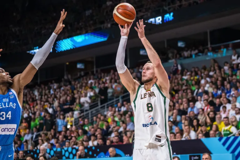 Tadas Sedekerskis, Timothé Luwawu Cabarrot y Matteo Spagnolo en el Eurobasket 2025