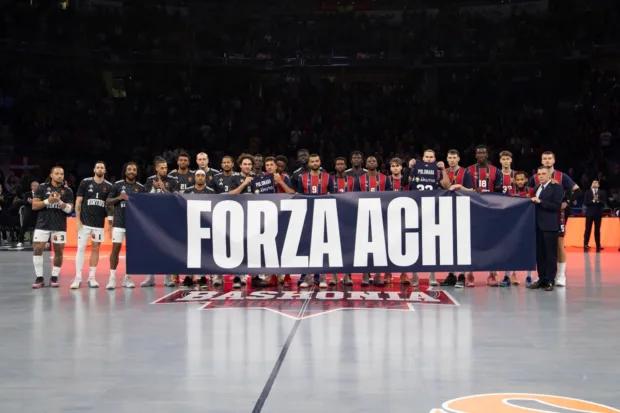 Forza Achi. Las plantillas de Baskonia y Virtus Bolonia muestran su apoyo a Achille Polonara