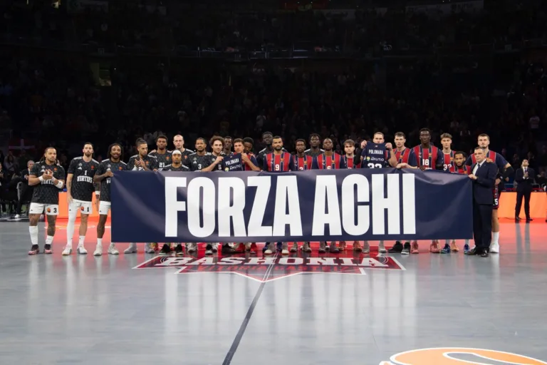 Forza Achi. Las plantillas de Baskonia y Virtus Bolonia muestran su apoyo a Achille Polonara