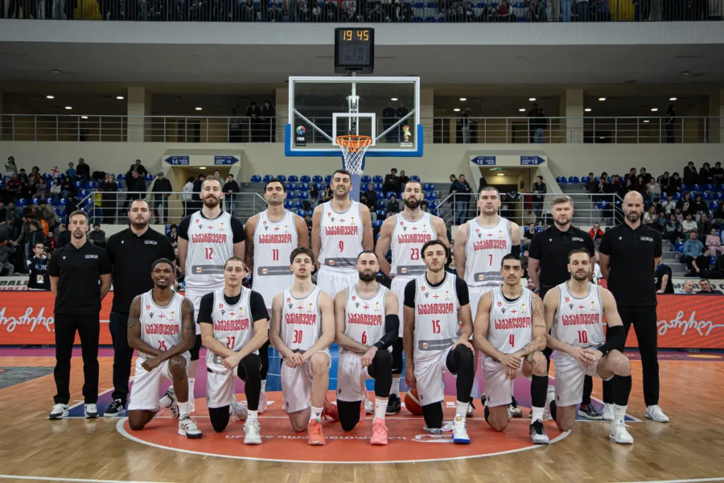 Foto: FIBA. Mate Khatiashvili con el número 30 de la selección de Georgia en el partido ante Ucrania (27/11/25)