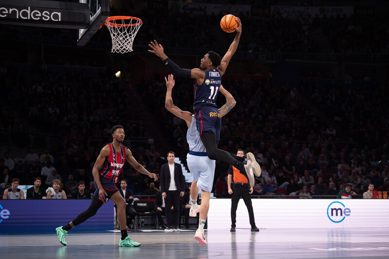 Foto: acb Photo / Aitor Bouzo. Trent Forrest machaca el aro ante Joventut (25/01/26)

