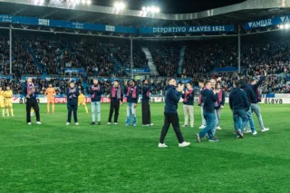 La plantilla del Baskonia fue homenajeada en Mendizorroza en el partido Deportivo Alavés – Girona F.C